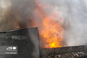 تصاویر| آتش‌سوزی انبار چسب در بازار تهران