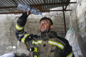 تصاویر| آتش‌سوزی انبار چسب در بازار تهران