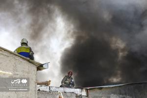 تصاویر| آتش‌سوزی انبار چسب در بازار تهران