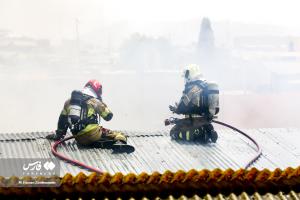 تصاویر| آتش‌سوزی انبار چسب در بازار تهران