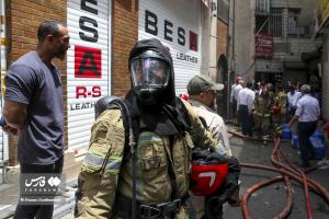 تصاویر| آتش‌سوزی انبار چسب در بازار تهران