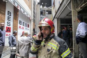 تصاویر| آتش‌سوزی انبار چسب در بازار تهران