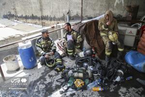 تصاویر| آتش‌سوزی انبار چسب در بازار تهران