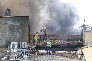 تصاویر| آتش‌سوزی انبار چسب در بازار تهران