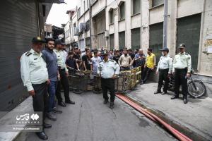 تصاویر| آتش‌سوزی انبار چسب در بازار تهران