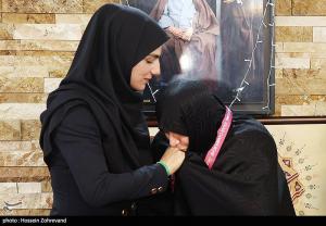 تصاویر| اهدای مدال بانوی مدال‌آور کشتی آلیش به شهید طهرانی مقدم