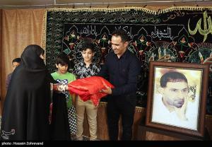 تصاویر| اهدای مدال بانوی مدال‌آور کشتی آلیش به شهید طهرانی مقدم