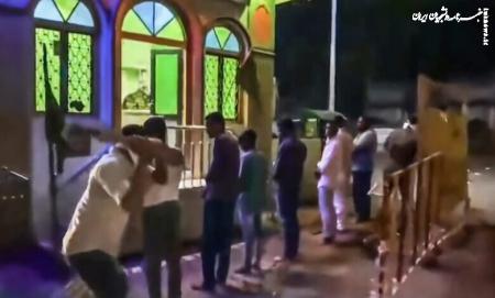 فیلم| شلاق زدن مسلمانان در هند پس از اعتراض به تصمیم تخریب یک مسجد