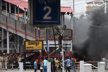 تلاش معترضان برای سوزاندن منازل سران حزب حاکم در هند
