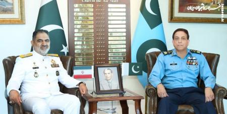 تأکید دریادار ایرانی و فرمانده نیروی هوایی پاکستان بر گسترش همکاری‌ها