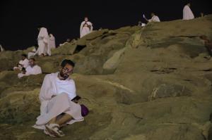 گزارش تصویری از راز و نیاز زائران ایرانی در جبل الرحمه در شب عرفه