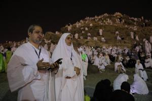 گزارش تصویری از راز و نیاز زائران ایرانی در جبل الرحمه در شب عرفه