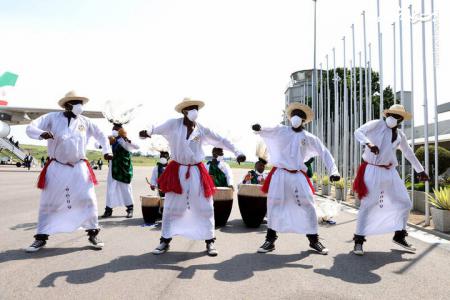 فیلم|  اوگاندایی ها با این رقص عجیب از ابراهیم رئیسی استقبال کردند