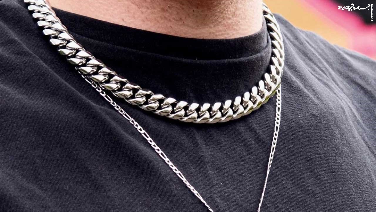 چطوری می‌تونم گردنبند نقره رو با لباس‌های مختلف ترکیب کنم؟