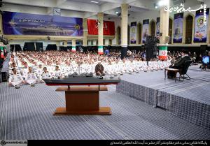 عکس| دیدار کارکنان و خانواده‌های ناوگروه ۸۶ ارتش جمهوری اسلامی ایران با رهبر انقلاب