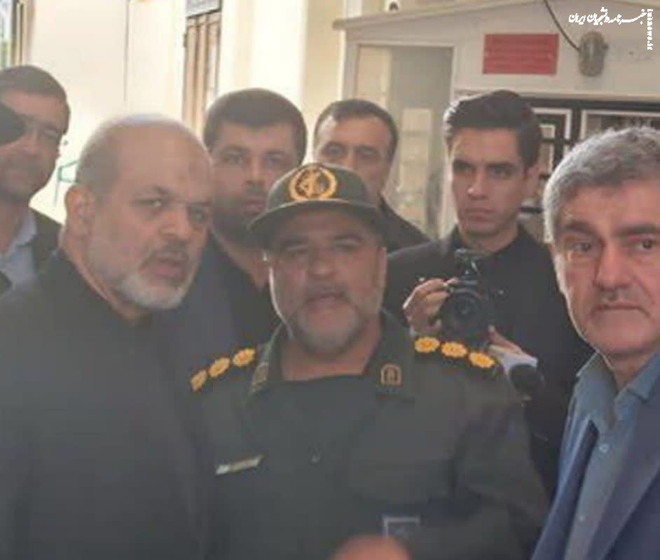 بازدید وزیر کشور از حرم شاهچراغ پس از حادثه تروریستی