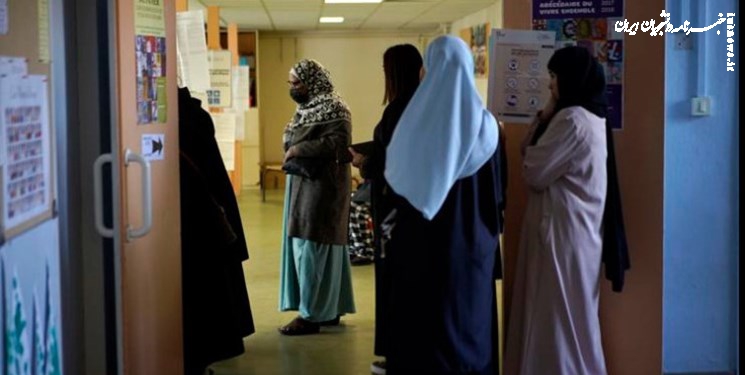 فعال دانشجویی: فرانسه علی‌رغم سر دادن شعار حمایت از زن، ناقض حقوق زنان است 