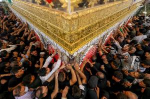 تصاویر| حال و هوای ضریح امام علی(ع) در روز وفات پیغمبر