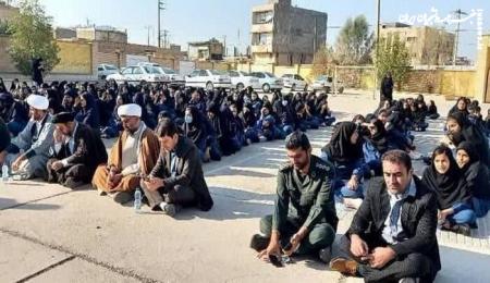 اقدام آموزنده امام جمعه بهمئی در مدرسه دخترانه + عکس