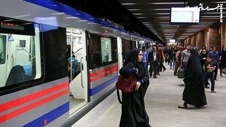 مقنعه متفاوت یک خانم معلم در مترو با پیامی خاص! +عکس