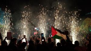 گزارش تصویری جشن دانشجویان و مردم جلوی سفارت فلسطین
