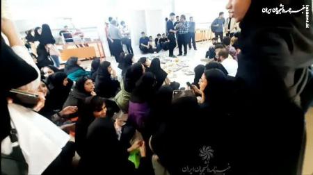 تجمع دانشجویان دانشگاه شهید چمران اهواز در سلف مرکزی دانشگاه به دلیل بی کیفیت بودن غذا