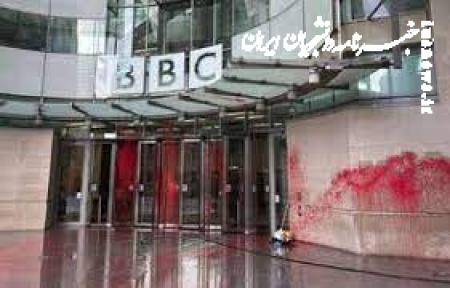 فیلم| رنگ خون بر دیوارهای دفتر BBC