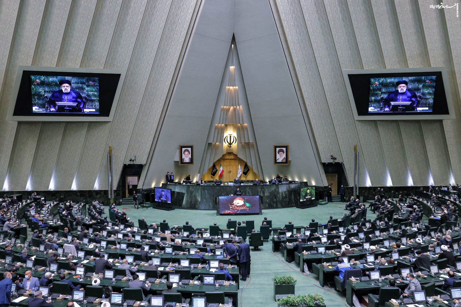 بیگانگان با نفوذ| بازخوانی اصول ۸۱ و ۸۲ قانون اساسی