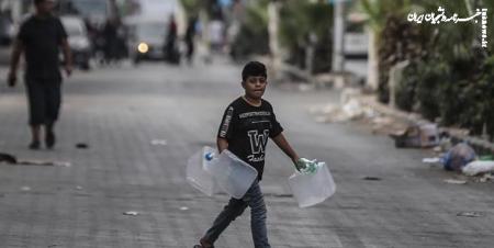 نبود آب آشامیدنی/ کودکان غزه آب شور دریا می نوشند
