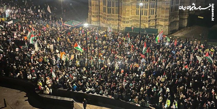 تظاهرات گسترده ضد جنگ مقابل پارلمان انگلیس
