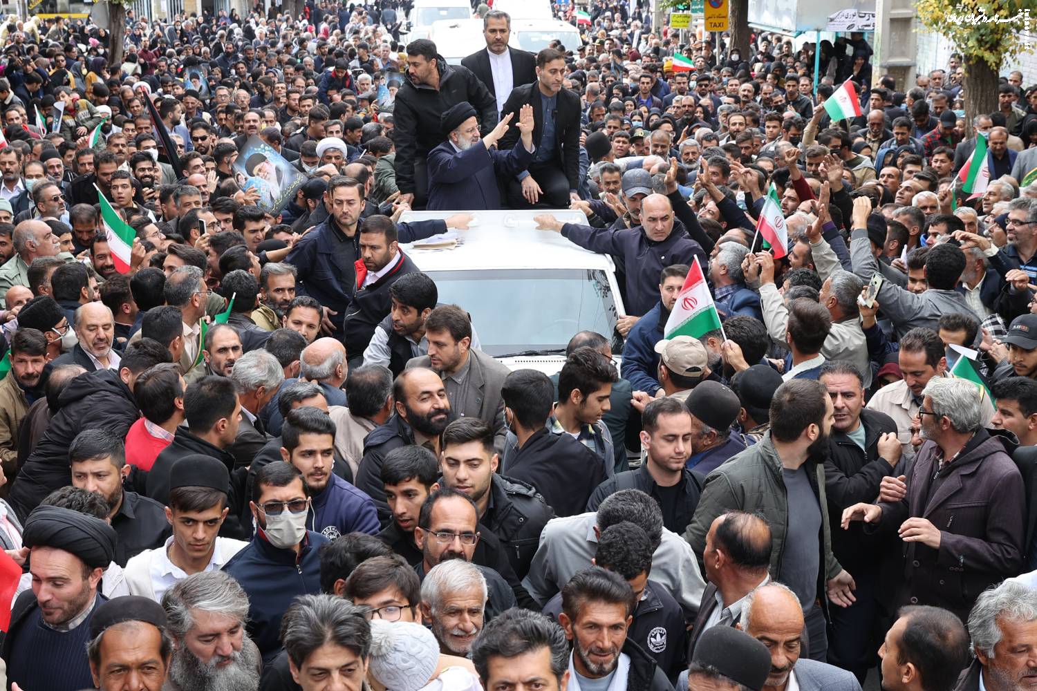 شهرکرد در استقبال از رئیسی غرق در شادی +عکس