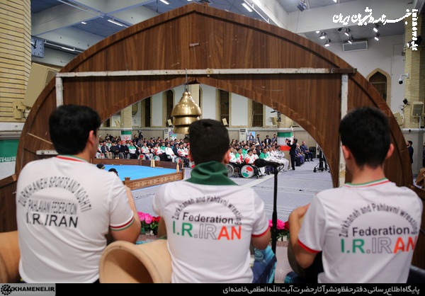 عکس یادگاری نوجوانان باستانی‌کار با رهبر انقلاب اسلامی