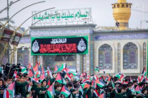 تصاویر| اجتماع دانش آموزان عراقی در بین‌الحرمین برای حمایت از غزه