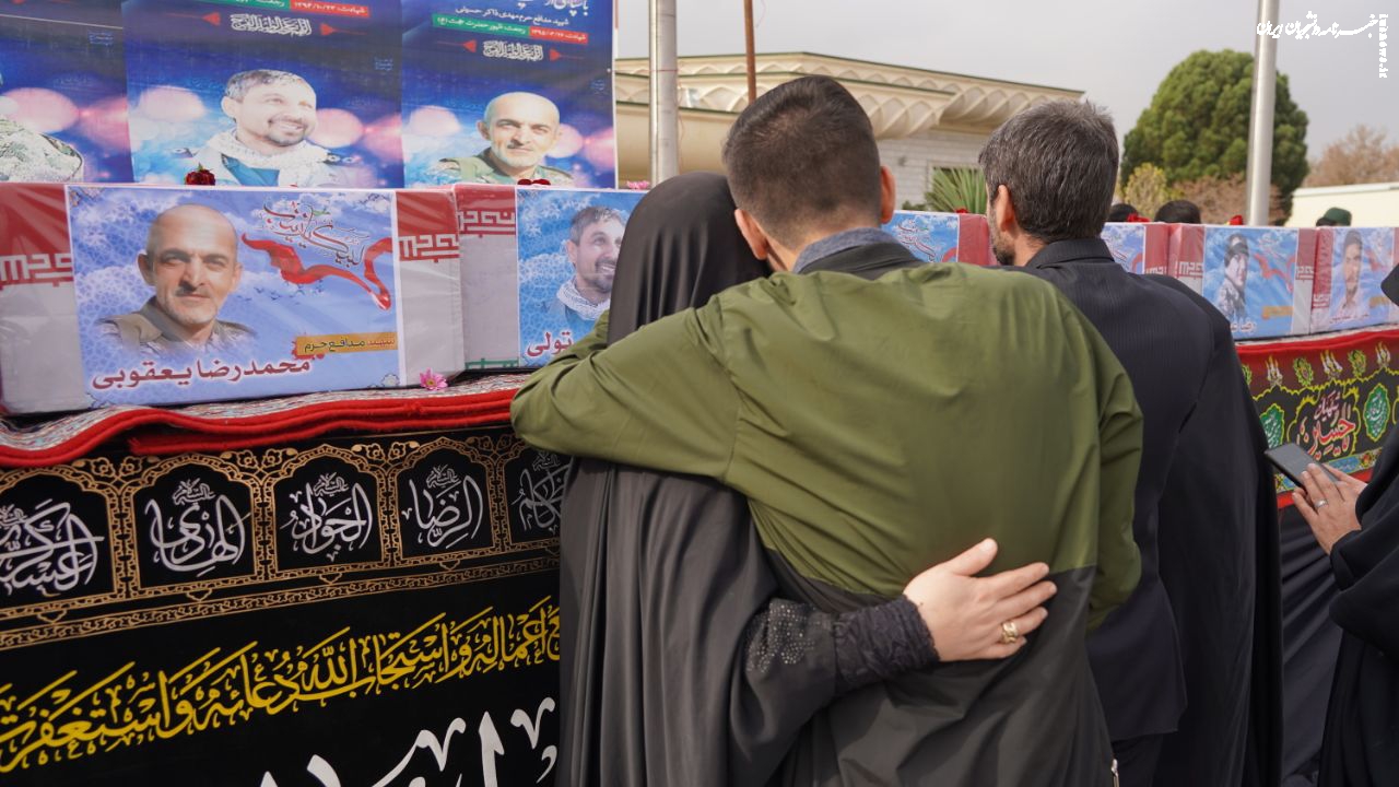 مراسم استقبال از شهدای خان طومان در فرودگاه مشهد +عکس