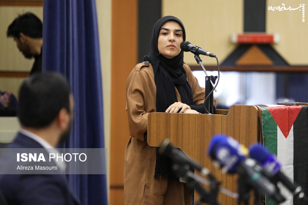پلاکاردهای معنادار دانشجویان در دیدار با سخنگوی دولت +عکس