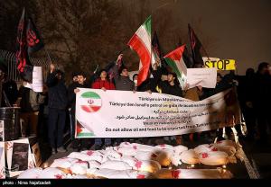 تصاویر| تجمع اعتراضی دانشجویان مشهد در مقابل کنسولگری ترکیه