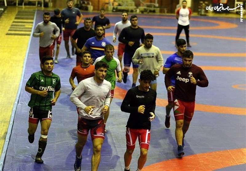 تناقض‌های دعوت از کشتی‌گیران به اولین اردو