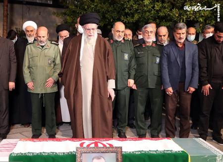 نماز رهبر انقلاب بر پیکر «سردار موسوی» +عکس
