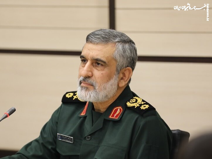 گریه های سردار حاجی زاده در مراسم تشییع معلم شهید +عکس