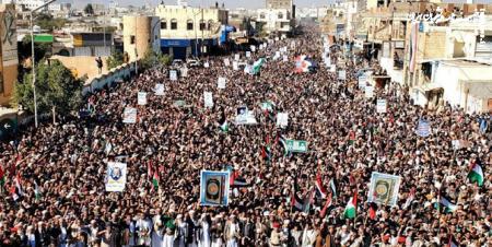 یمنی‌ها به خیابان آمده و راهپیمایی کردند؛ «متوقف نمی‌شویم»