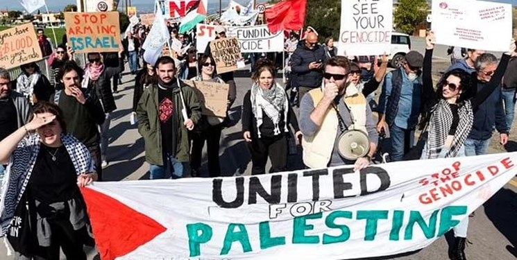 حامیان فلسطین مقابل پایگاه انگلیس در قبرس تظاهرات کردند