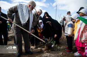 آیین کاشت ۲۴۰۰۰ نهال به یاد شهدا +عکس