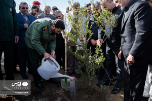 آیین کاشت ۲۴۰۰۰ نهال به یاد شهدا +عکس