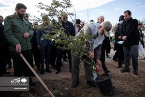 آیین کاشت ۲۴۰۰۰ نهال به یاد شهدا +عکس