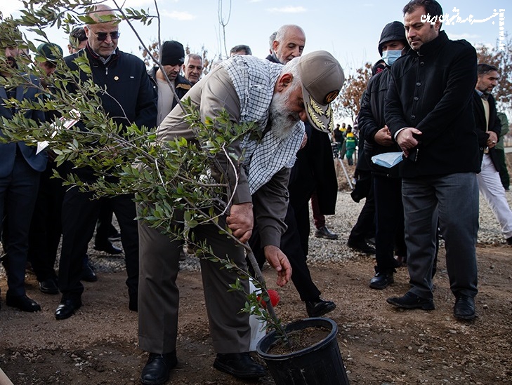آیین کاشت ۲۴۰۰۰ نهال به یاد شهدا +عکس