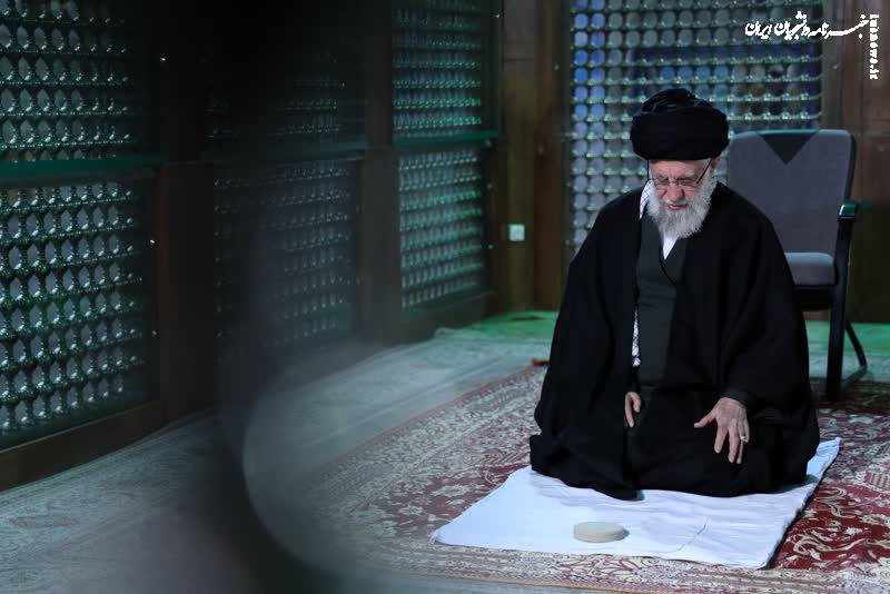 رهبر انقلاب در حرم مطهر امام راحل و گلزار شهدای بهشت زهرا(س) حضور یافتند 