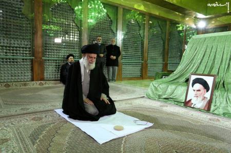 لحظه ورورد رهبر انقلاب بر سر مزار امام خمینی(ره) +فیلم