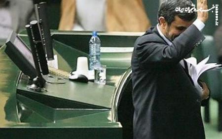 ماجرای بوسیدن دست احمدی نژاد در مجلس +فیلم