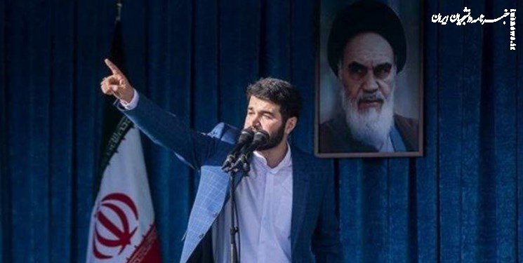  میثم مطیعی در راهپیمایی ۲۲ بهمن شعرخوانی می‌کند 