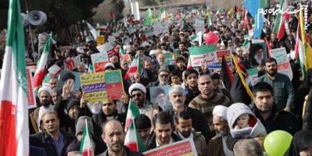 انقلاب چون اقیانوس است منحرفان و فرصت‌طلبان را پس می‌زند